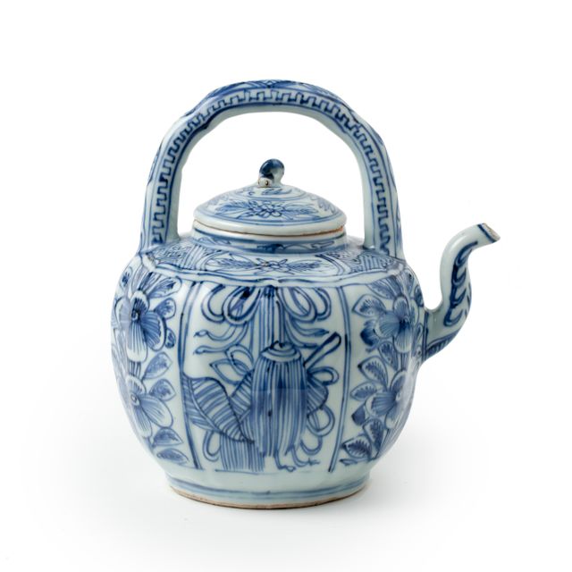 Un pichet à vin en porcelaine bleue et blanche de la dynastie Ming