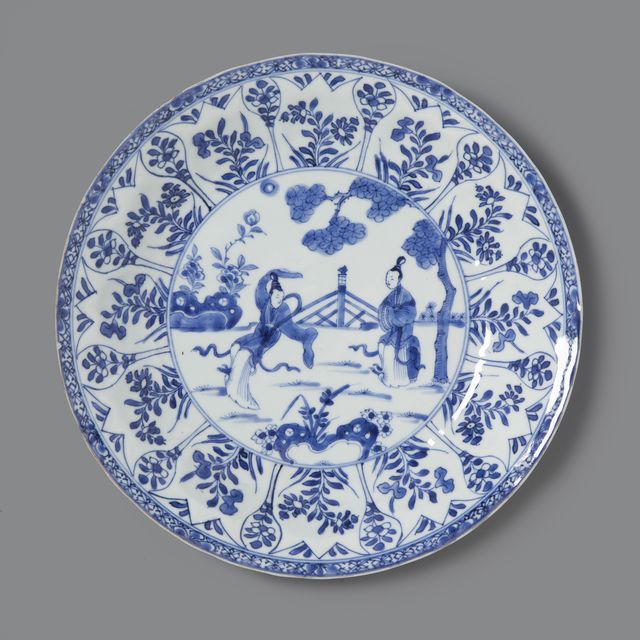 Assiette chinoise bleue et blanche de l'époque Kangxi