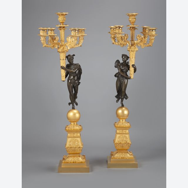 Ein atemberaubendes Paar französischer Empire-Leuchter aus vergoldeter und patinierter Bronze mit fünf Lichtern.