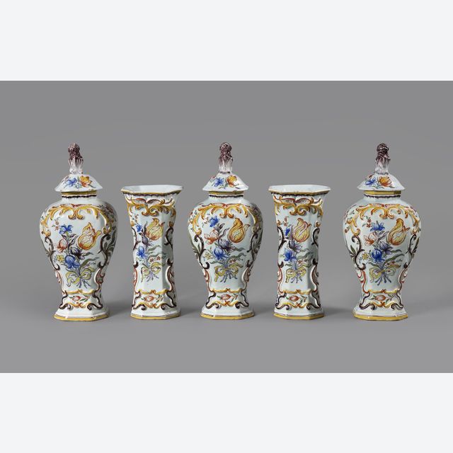 Eine niederländische Delfter polychrome fünfteilige Vasengarnitur, verziert mit niederländischen Tulpen.