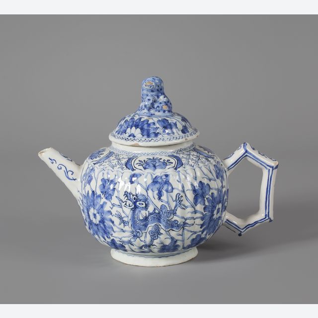 Ein Delfter blauer und weißer Chinoiserie-Teekessel