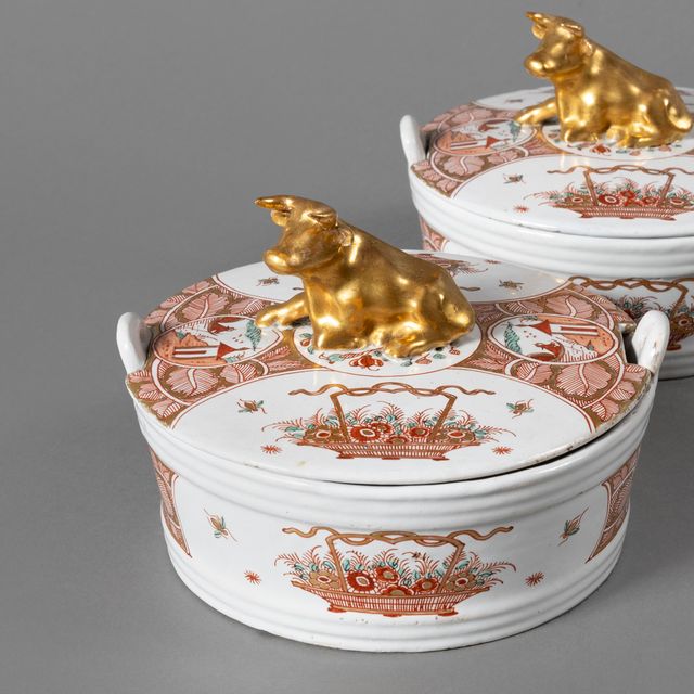 Ein Paar niederländischer Delft doré runder Buttertöpfe mit Deckel mit einer vergoldeten liegenden Kuh
