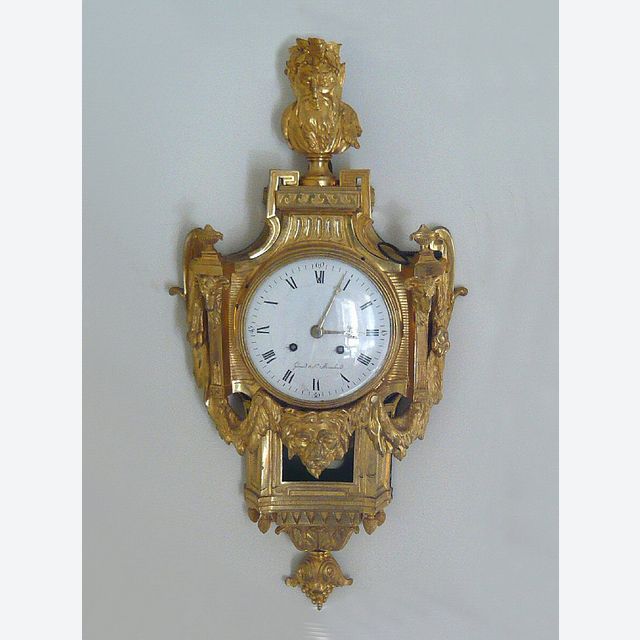 Mooie vuurvergulde  Louis XVI bronzen cartel klok, mascaron,  Gérard à Ste  Menehould, Frankrijk ca.  1780.