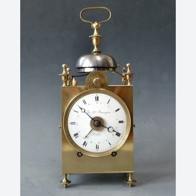 Horloge Capucine français avec indication de la date, sonnerie aux quarts sur deux cloches, vers 1820.