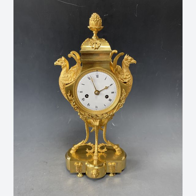 Een Directoire vaaspendule met griffioenen, Frankrijk circa 1800.