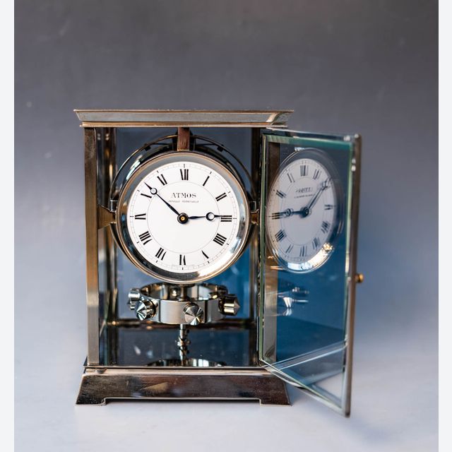 Reutter Atmos, white enamel dial, c. 1930. Movement numbered: 1090.