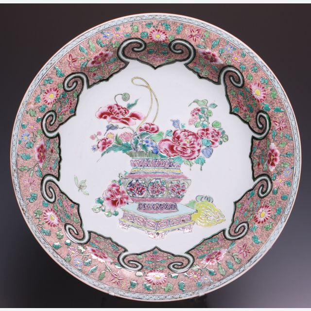 Nice Chinese Famille rose charger, early Qianlong (1736-1795), ca. 1740.