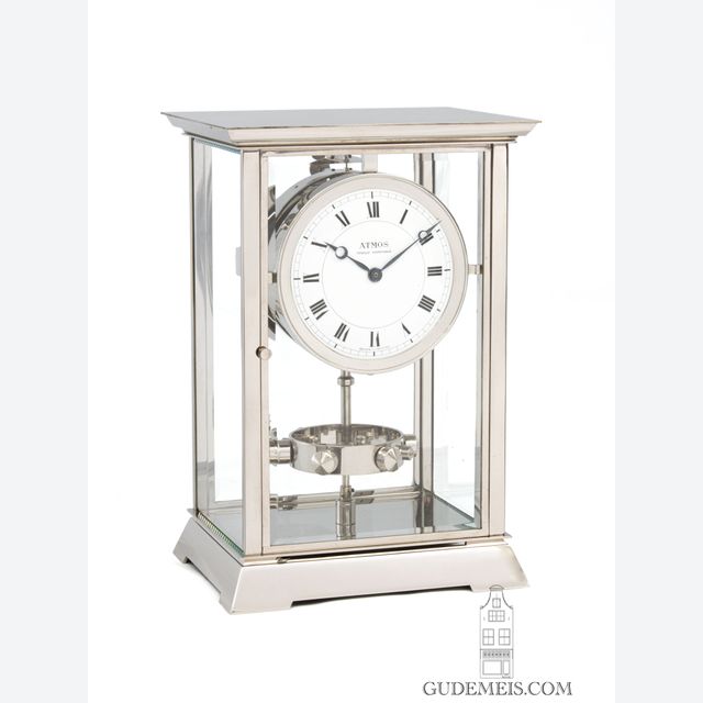 Een Franse Art Deco vernikkelde Reutter patent atmos klok, circa 1933.