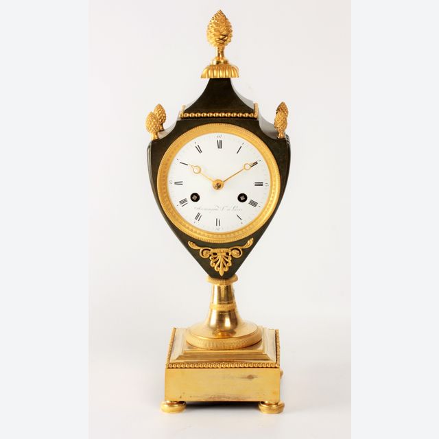 Een Franse Empire vuurverguld en bronzen vaaspendule gesigneerd Armingaud L.né à Paris, circa 1800