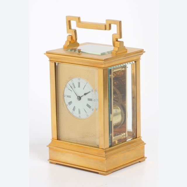 Een Franse verguld messing reisklok 'Anglaise' kast met slagwerk, circa 1880.