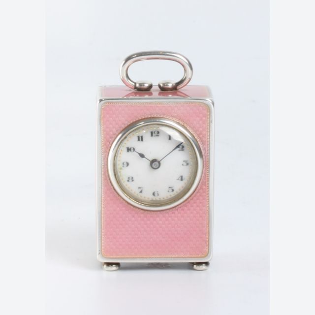 Un mini-horloge en émail guilloché rose transparent en argent suisse miniature, vers 1900