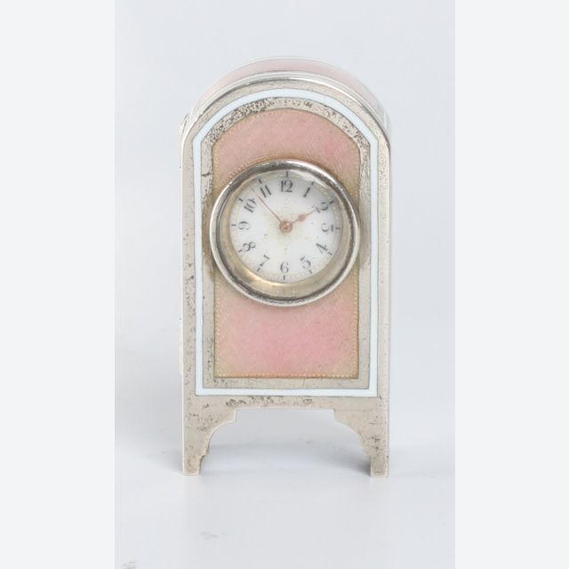 Een miniatuur getoogd Zwitsers zilveren roze transparant guilloche email klokje, circa 1900
