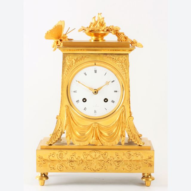 Een elegante Franse Empire verguld bronzen pendule Borne met vlinder, circa 1800
