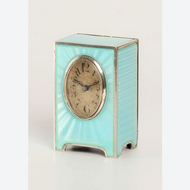 Un petit réveil miniature en émail guilloché transparent bleu clair en argent suisse, vers 1900