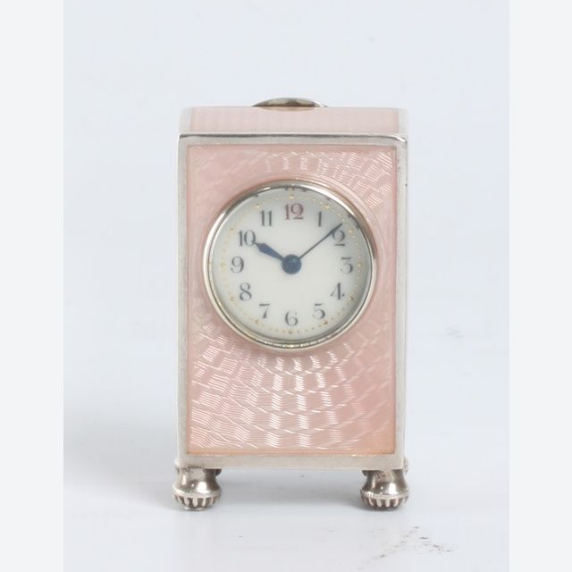Een miniatuur Zwitsers zilveren roze transparant guilloche email klokje, circa 1900