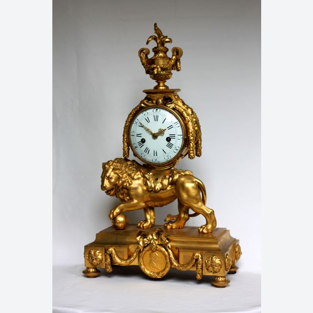 Leeuw – Louis XVI – Pendule – met het medaillon van Lodewijk XVI