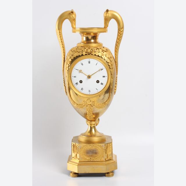 Een grote Franse Empire verguld bronzen vaaspendule met fabeldieren, circa 1800