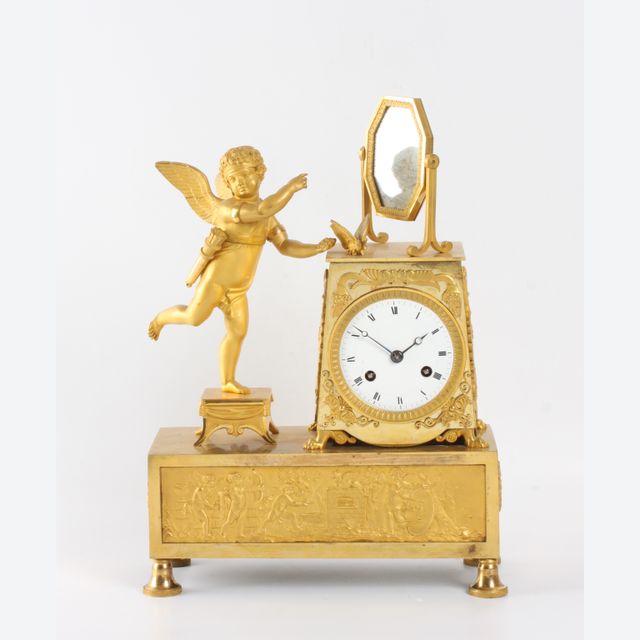 Eine französische Empire-Vergoldungsbronze-Pendeluhr, um 1810 hergestellt.