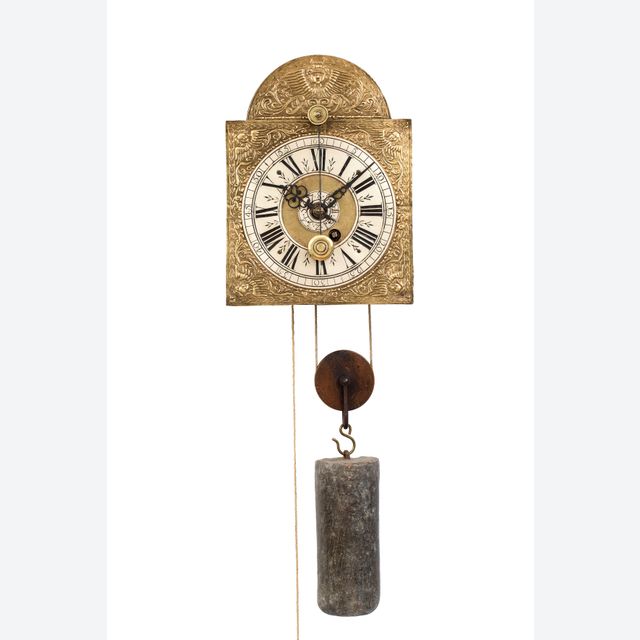 Een Zwitserse messing en ijzeren 'Kuhschwanz' wandklok, circa 1720