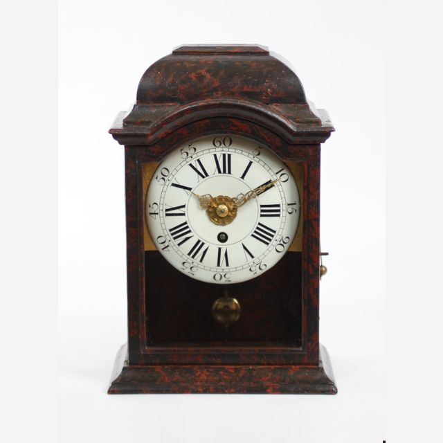 Une petite horloge murale suisse 'Neuchâteloise', vers 1740