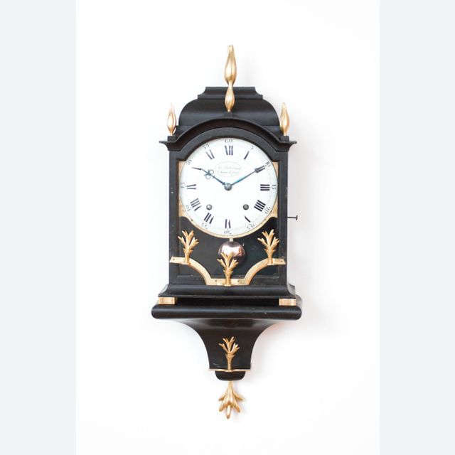 Une petite horloge de console Louis XVI suisse en bois noirci avec sonnerie aux quarts, DuComun Chaux de Fond, vers 1780