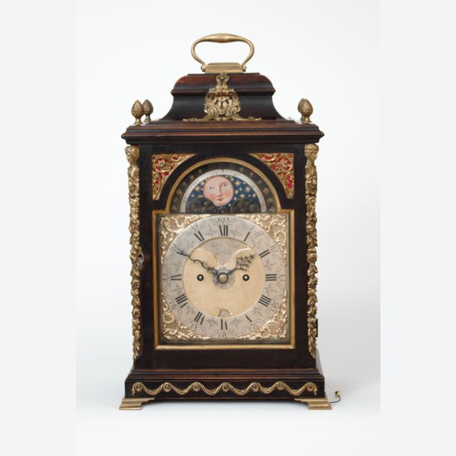 Een Engelse tafelklok met maan en datum voor de Hollandse markt, James Smith London, circa 1770.