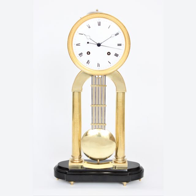 Un grand régulateur squelette en laiton attribué à Hubert Sarton, vers 1820.