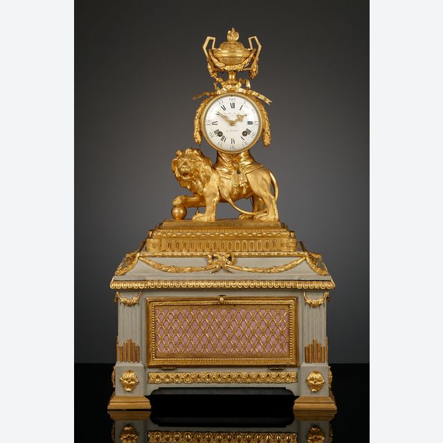 Französische Louis XVI Löwen-Pendule mit Spielkaste