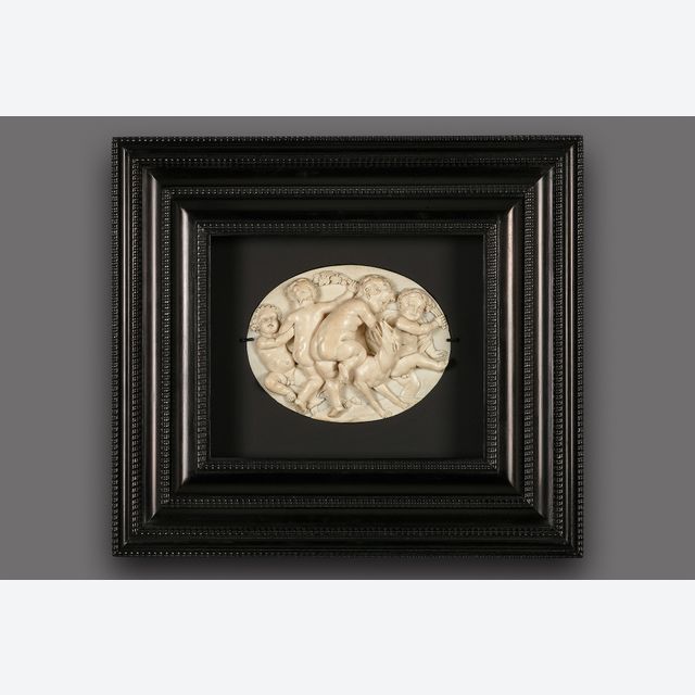 Plaquette ovale flamande en ivoire d’époque Louis XIV