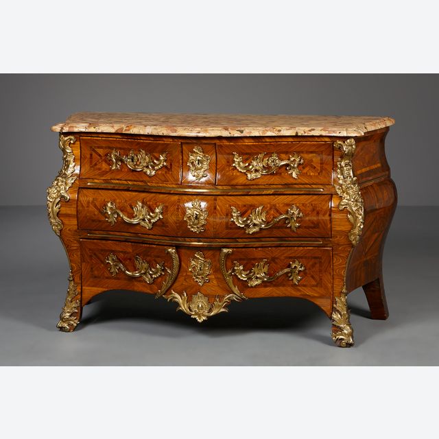 Franse Louis XV commode en tombeau