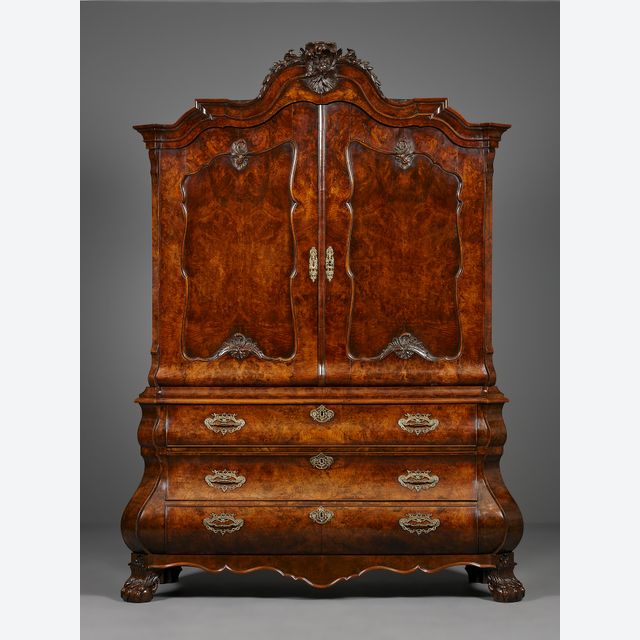 Cabinet hollandais en noyer, d’époque Louis XV