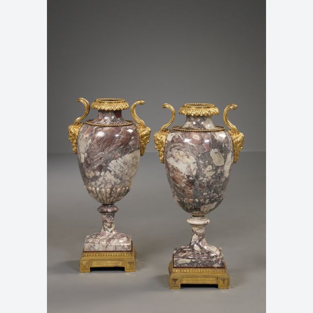 Paar Itaiienische montierte Louis XVI Marmorvasen