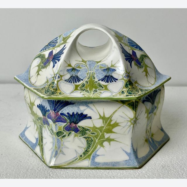Rozenburg Art Nouveau eggshell porcelain lidded box, 1904