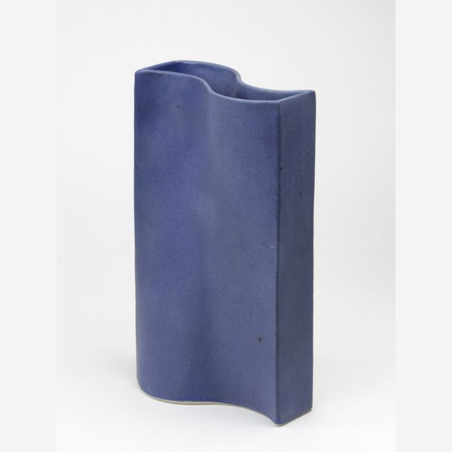 Jan van der Vaart, Vase ondulée émaillée bleue, multiple, 1999