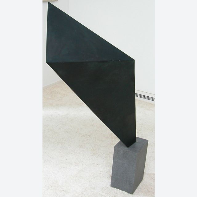 'statue géométrique oblique'