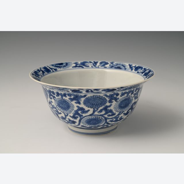 Eine chinesische Porzellanschale mit Klappdeckel