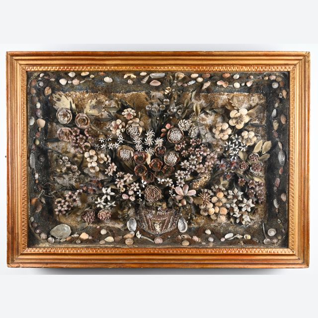 Schaustück mit Blumenkorb aus verschiedenen Muschelsorten