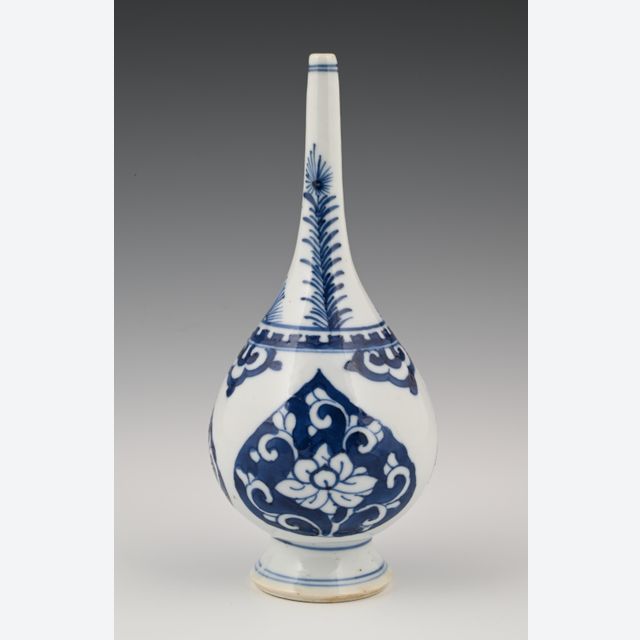 Un arroseur en porcelaine chinoise