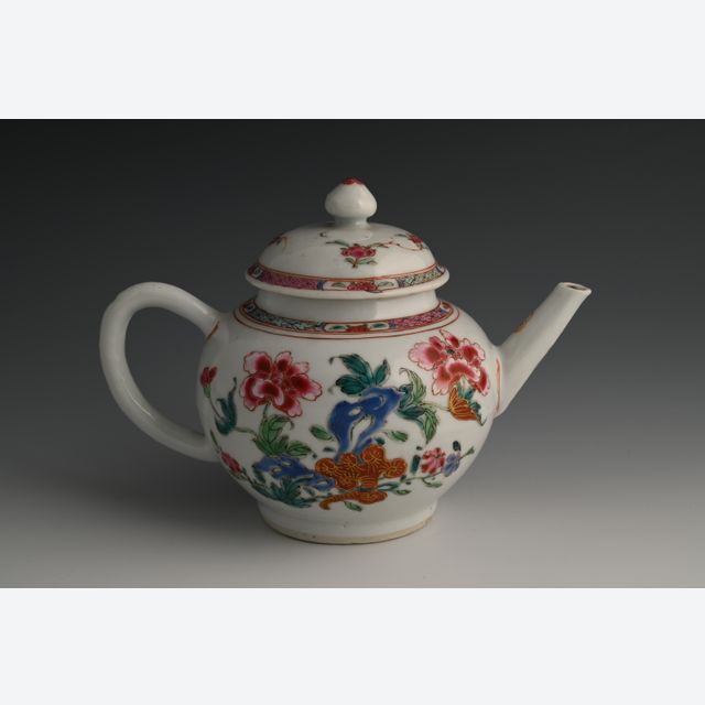 Eine chinesische Famille-Rose-Tee-Kanne
