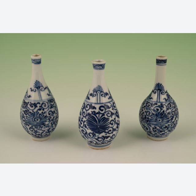 Ein Set aus drei chinesischen Porzellanvasen