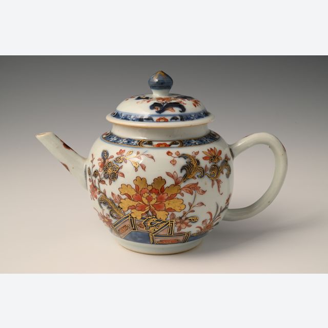 Ein chinesischer Imari-Teehändler aus Porzellan mit floralem Dekor