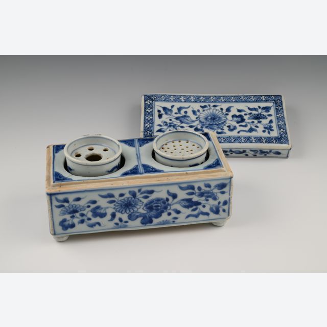 Ein seltenes chinesisches Porzellan-Tintenset.