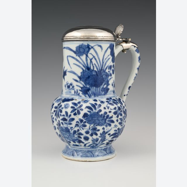 Eine chinesische Porzellankanne mit silbernem Deckel