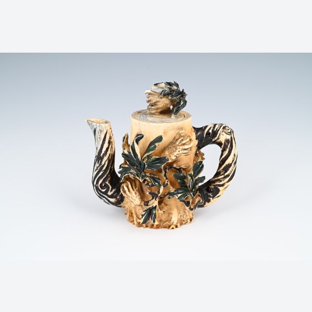Un petit pot à thé en ivoire de mammouth chinois.