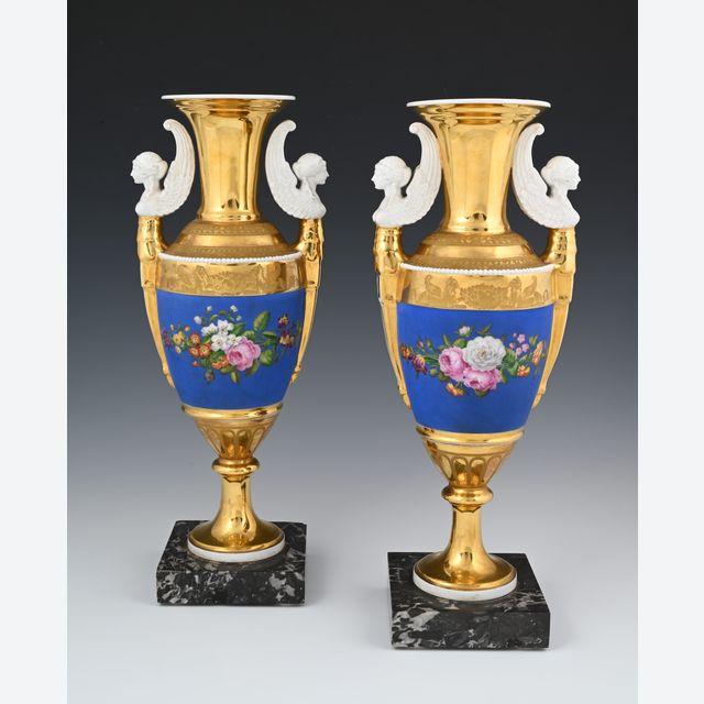 Un ensemble de vases décoratifs en porcelaine