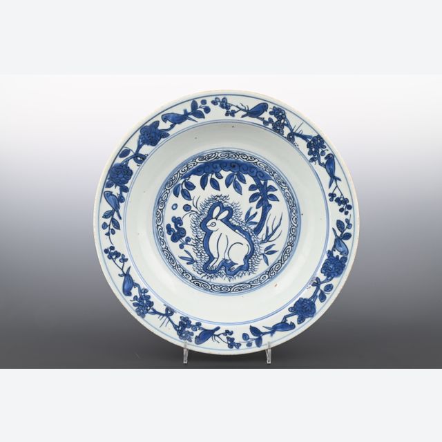 Une assiette en porcelaine chinoise