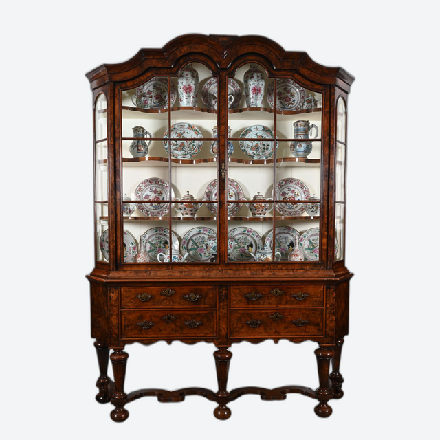 Un rare petit buffet en porcelaine