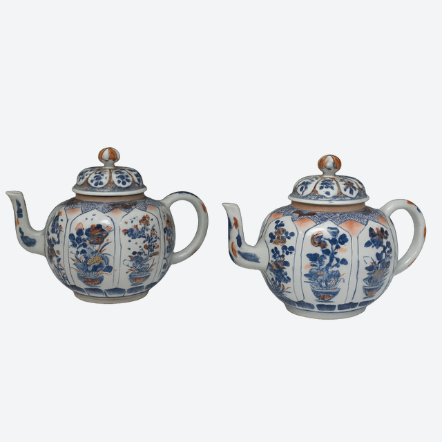 Ein paar große chinesische Imari-Tee-Kannen