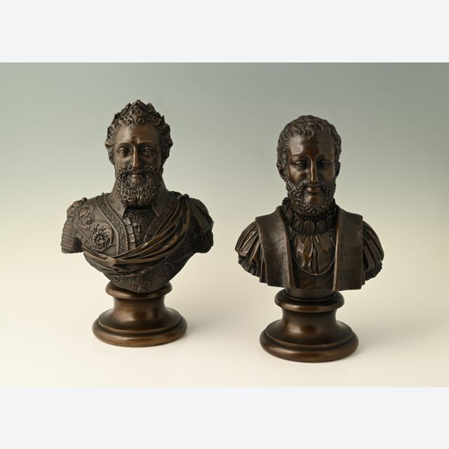 Een paar bronzen bustes