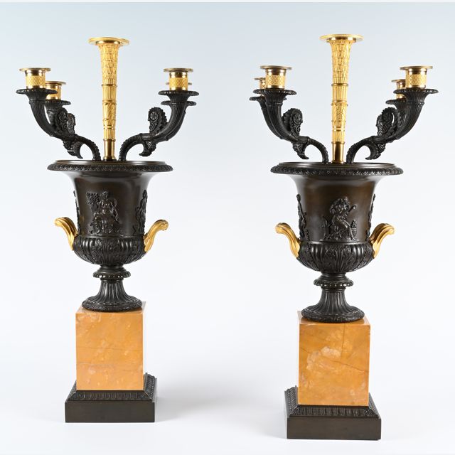 Ein Paar bronzene Charles X Pokale / Leuchter.